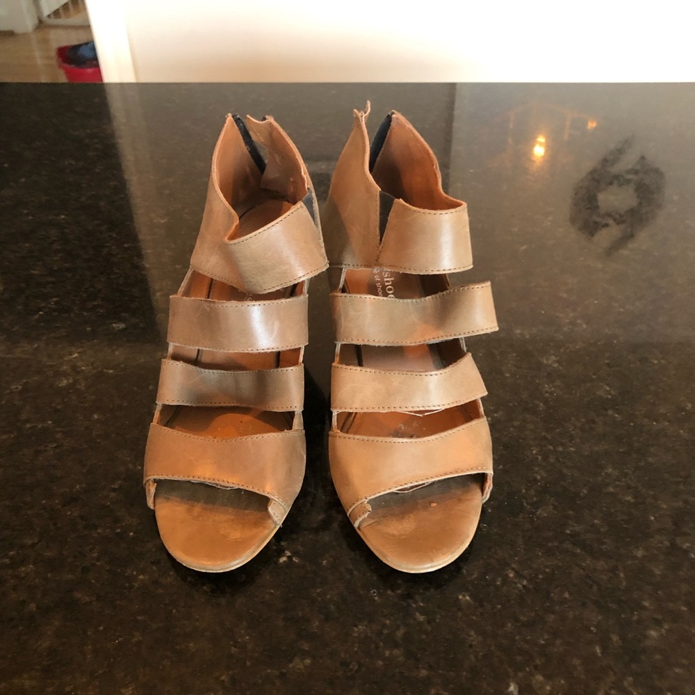 Town Shoes Sandals. Size 37. Beige leather.